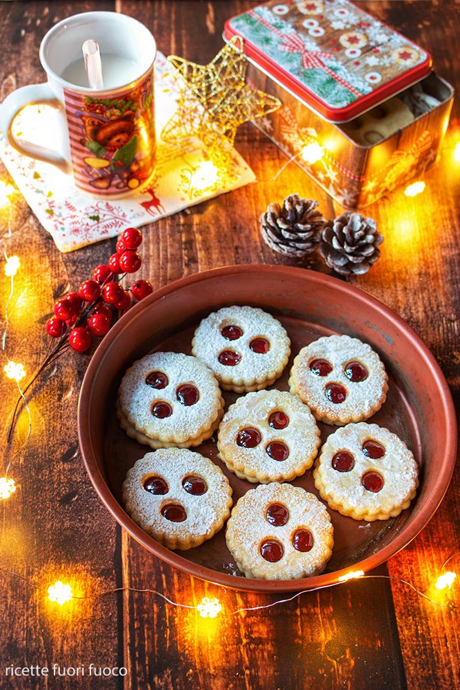 linzer-augen-linzer cookie