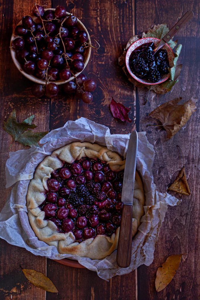 crostata con uva e marmellata di more