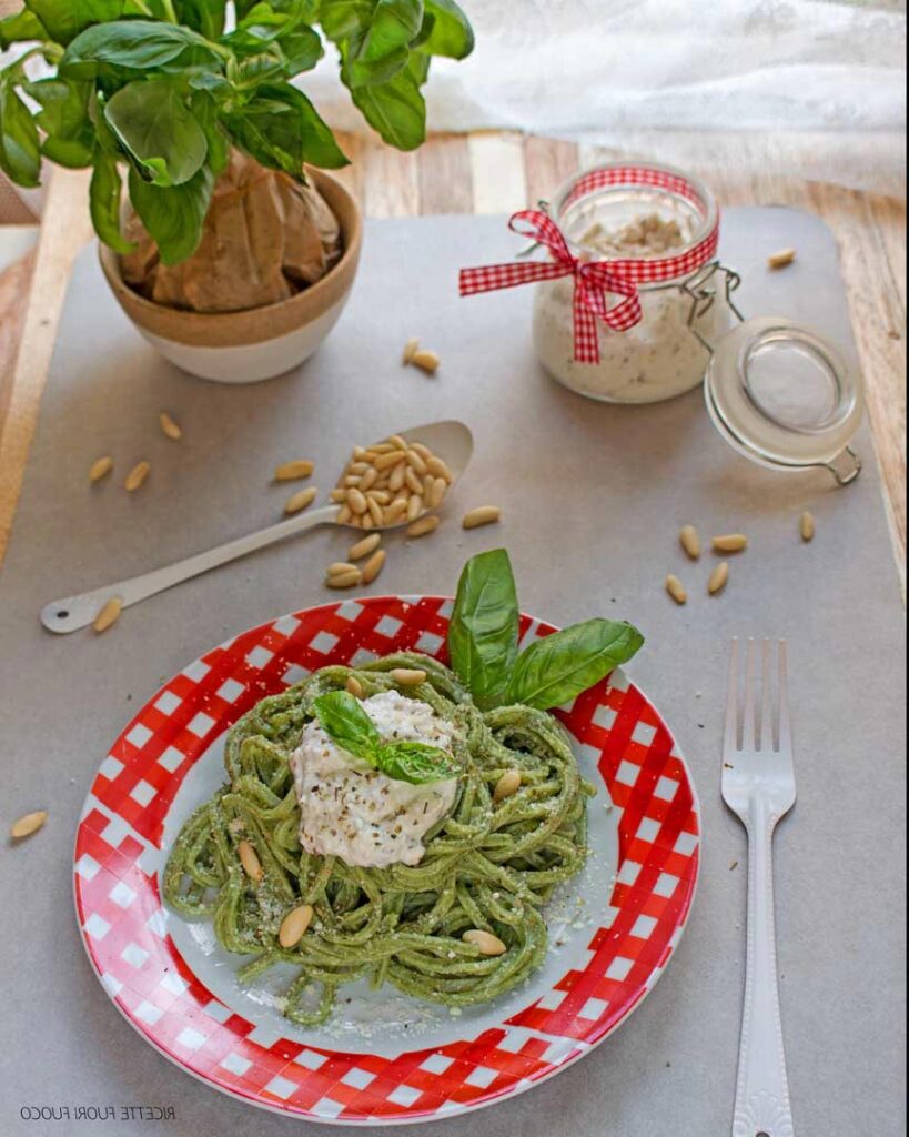 Taglierini verdi con salsa di pinoli